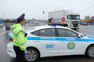 Almaty / Kazakistan - 04.09.2020: Coronavirus karantinası sırasında Almaty şehrine girmeden önce kontrol noktasında polis ve sağlık görevlilerinin çalışmaları