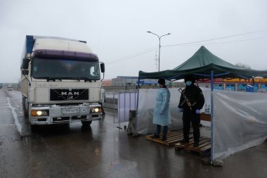 Almaty / Kazakistan - 04.09.2020: Coronavirus karantinası sırasında Almaty şehrine girmeden önce kontrol noktasında polis ve sağlık görevlilerinin çalışmaları