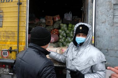 Almaty / Kazakistan - 04.09.2020: Coronavirus karantinası sırasında Almaty şehrine girmeden önce kontrol noktasında polis ve sağlık görevlilerinin çalışmaları