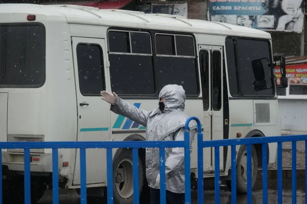 アルマティ カザフスタン 2020 コロナウイルス検疫中にアルマティ市に入る前にチェックポイントで警察と医療の仕事 — ストック写真