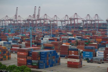 Ningbo / Çin - 05.14.2019: Ningbo limanının kargo terminali