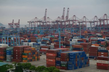 Ningbo / Çin - 05.14.2019: Ningbo limanının kargo terminali