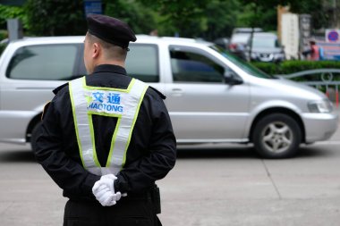 Ningbo / Çin - 05.14.2019: Özel takım elbiseli bir güvenlik görevlisi görev başında