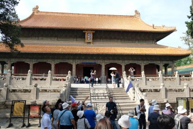 Qufu / Çin - 05.12.2019: Turistler Konfüçyüs tapınak kompleksini ziyaret ettiler