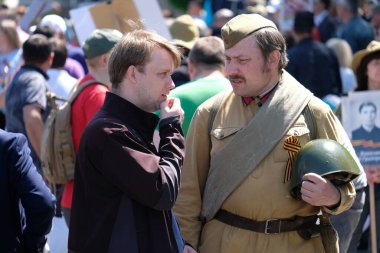 Almaty / Kazakistan - 05.09.2019: Ölümsüz Alay 'ın Mart ayı. İnsanlar büyük vatanseverlik savaşında ölenlerin akrabalarının fotoğraflarıyla gidiyorlar.