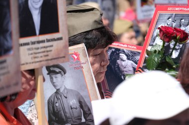 Almaty / Kazakistan - 05.09.2019: Ölümsüz Alay 'ın Mart ayı. İnsanlar büyük vatanseverlik savaşında ölenlerin akrabalarının fotoğraflarıyla gidiyorlar.