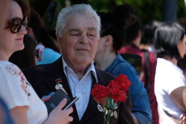 Almaty / Kazakistan - 05.09.2019: Ölümsüz Alay 'ın Mart ayı. İnsanlar büyük vatanseverlik savaşında ölenlerin akrabalarının fotoğraflarıyla gidiyorlar.