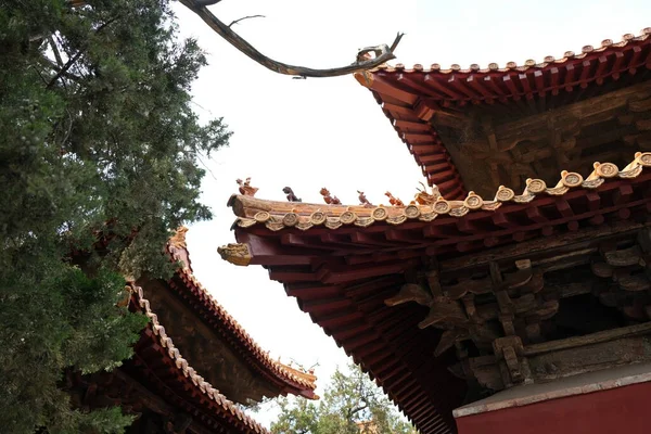 用中国传统风格装饰宗教旅游中心的屋顶 — 图库照片