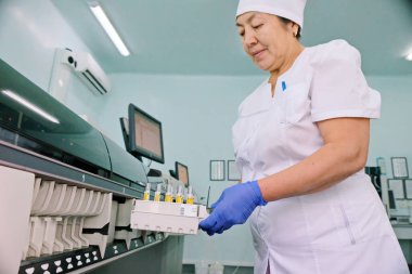 Almaty / Kazakistan - 10.07.2019: Kan Merkezi uzmanları laboratuvarda testler yapıyorlar