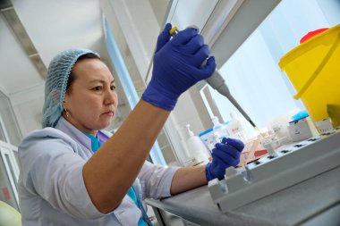 Almaty / Kazakistan - 10.07.2019: Kan Merkezi uzmanları laboratuvarda testler yapıyorlar