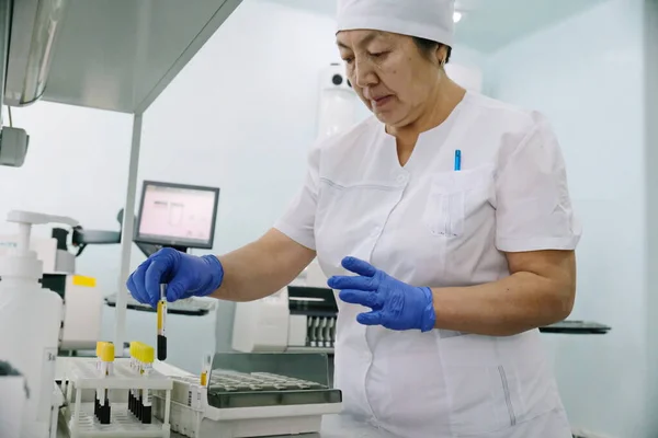 アルマトイ カザフスタン 2019 血液センターの専門家が実験室でテストを行う — ストック写真
