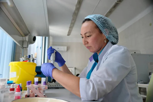 Almaty Kazakistan 2019 Kan Merkezi Uzmanları Laboratuvarda Testler Yapıyorlar — Stok fotoğraf