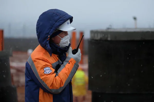 Almaty / Kazakistan - 04.09.2020: Bulaşıcı hastalıklar hastanesinin şantiyesinde özel takım elbiseli kişiler çalışıyor.