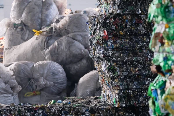 アルマトイ カザフスタン 2018 プラスチックごみの大規模な山がリサイクルを待っている — ストック写真