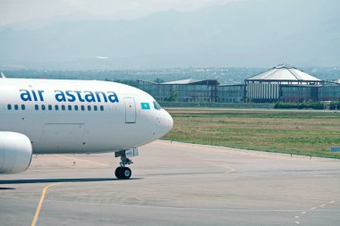 Almaty / Kazakistan - 08.27.2018: Air Astana Havayolu 'nun burnu, penceresi ve kokpiti