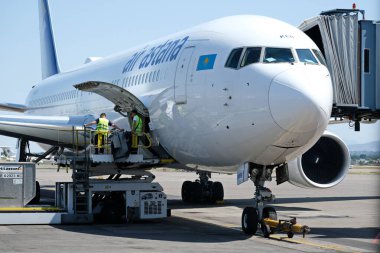 Almaty / Kazakistan - 08.27.2018: Havaalanı personeli kalkışa hazırlanıyor