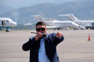 Almaty / Kazakistan - 08.27.2018: Havaalanında bir güvenlik görevlisi devriye geziyor