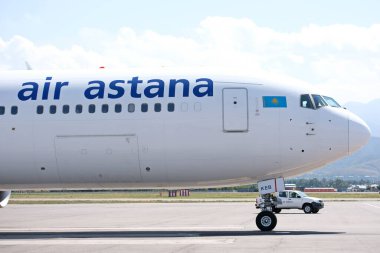Almaty / Kazakistan - 08.27.2018: Air Astana Havayolu 'nun burnu, penceresi ve kokpiti