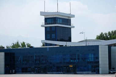 Almaty / Kazakistan - 08.27.2018: Uluslararası havaalanı binasına giriş
