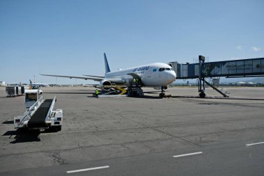 Almaty / Kazakistan - 08.27.2018: Almaty havaalanı topraklarında Astana Havayolları