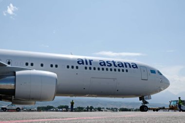 Almaty / Kazakistan - 08.27.2018: Almaty havaalanı topraklarında Astana Havayolları