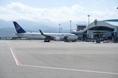 Almaty / Kazakistan - 08.27.2018: Almaty havaalanı topraklarında Astana Havayolları