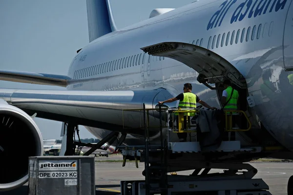 Almaty Καζακστάν 2018 Προσωπικό Του Αεροδρομίου Προετοιμάζει Την Πτήση Για — Φωτογραφία Αρχείου