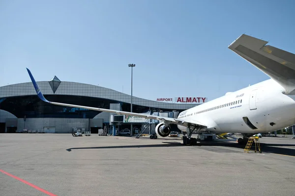 Almaty / Kazakistan - 08.27.2018: Almaty havaalanı topraklarında Astana Havayolları