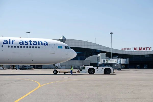 Almaty / Kazakistan - 08.27.2018: Almaty havaalanı topraklarında Astana Havayolları