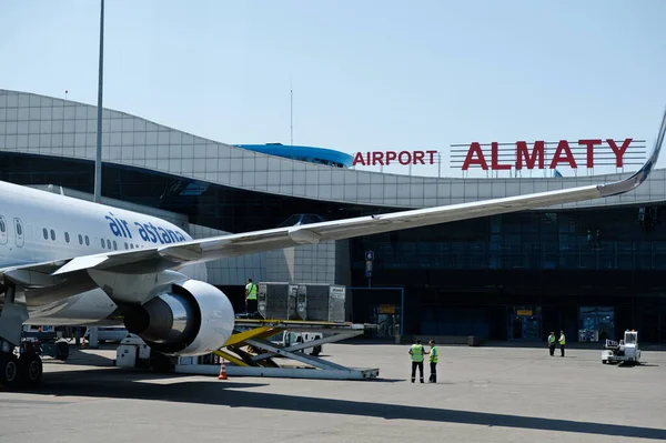 Almaty Kazakistan 2018 Almaty Havaalanı Topraklarında Astana Havayolları Telifsiz Stok Fotoğraflar