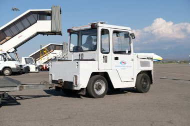 Almaty / Kazakistan - 04.18.2020: Mekanik merdiven uçağın boşaltılması için ayarlandı