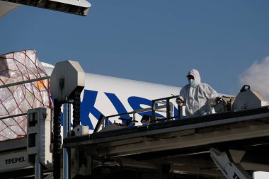 Almaty / Kazakistan - 04.18.2020: Havaalanı personeli ve sağlık görevlileri Türk Kargosunu boşalttı