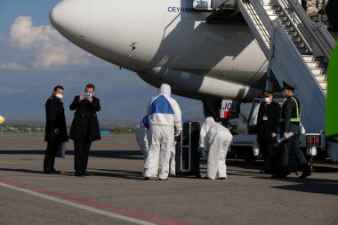Almaty / Kazakistan - 04.18.2020: Havaalanı personeli ve sağlık görevlileri Türk Kargosunu boşalttı