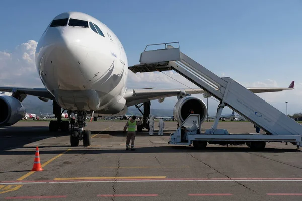 Almaty Kazachstán 2020 Technický Personál Letiště Pomáhá Pilotům Parkováním Ověřováním — Stock fotografie