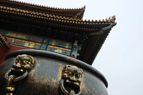 Metallskål Med Dekorativa Element Kinesisk Stil Bakgrunden Taket Den Gamla — Stockfoto