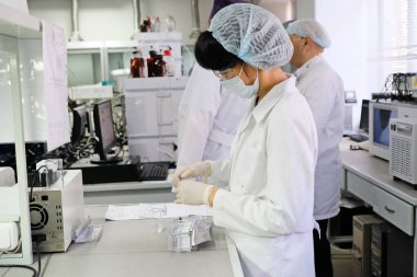 Almaty / Kazakistan - 03.29.2019: Uyuşturucu sertifikası laboratuvarı. Çalışanların davranış testleri.