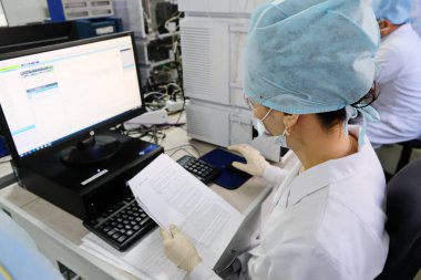 Almaty / Kazakistan - 03.29.2019: Uyuşturucu sertifikası laboratuvarı. Çalışanların davranış testleri.