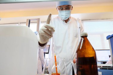 Almaty / Kazakistan - 03.29.2019: Uyuşturucu sertifikası laboratuvarı. Çalışanların davranış testleri.