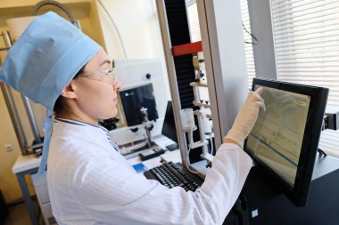 Almaty / Kazakistan - 03.29.2019: Uyuşturucu sertifikası laboratuvarı. Çalışanların davranış testleri.