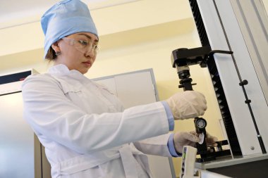 Almaty / Kazakistan - 03.29.2019: Uyuşturucu sertifikası laboratuvarı. Çalışanların davranış testleri.