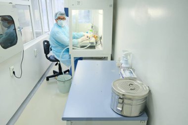 Almaty / Kazakistan - 03.29.2019: Uyuşturucu sertifikası laboratuvarı. Çalışanların davranış testleri.