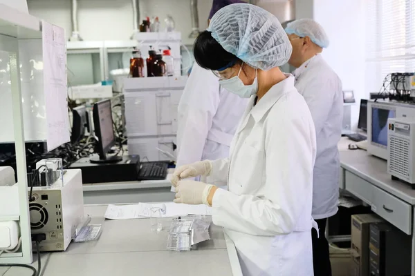 Almaty Kazakstan 2019 Laboratorium För Läkemedelscertifiering Anställda Som Utför Provning — Stockfoto