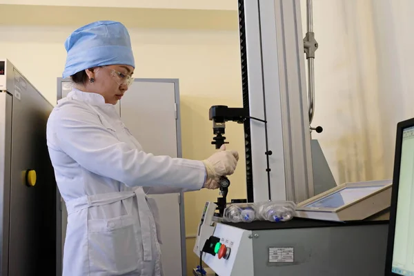 Almaty Kazajstán 2019 Laboratorio Certificación Medicamentos Los Empleados Realizan Pruebas — Foto de Stock