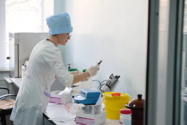 Almaty カザフスタン 2019 薬物認証のための研究室 従業員による試験 — ストック写真