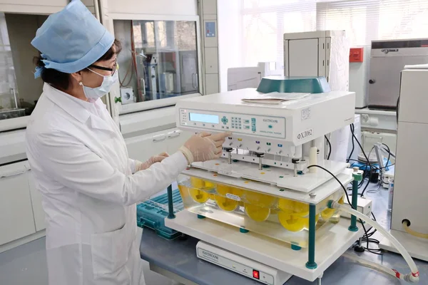Almaty Kazajstán 2019 Laboratorio Certificación Medicamentos Los Empleados Realizan Pruebas — Foto de Stock