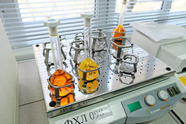 Almaty カザフスタン 2019 薬剤の組成の反応を分析するための化学試薬 — ストック写真
