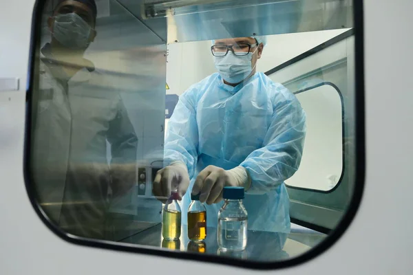 Almaty Kazachstan 2019 Laboratorium Certyfikacji Leków Pracownicy Przeprowadzają Badania — Zdjęcie stockowe