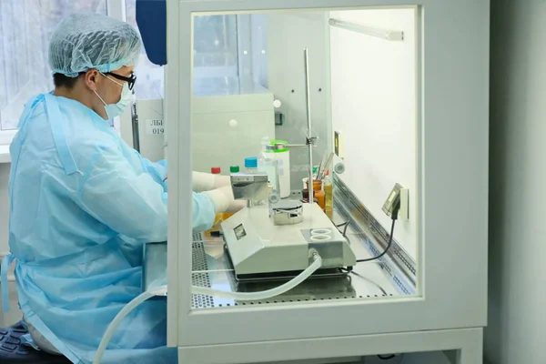 Almaty Cazaquistão 2019 Laboratório Certificação Medicamentos Empregados Realizam Testes — Fotografia de Stock