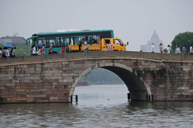 Hangzhou / Çin - 05.16.2019: Xihu Gölü üzerindeki köprü.