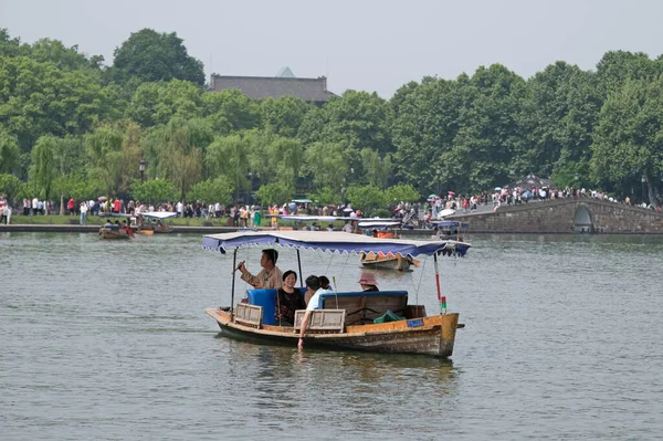 Hangzhou Kína 2019 Vízi Kirándulások Emberek Egy Régi Hajón Hajóznak — Stock Fotó